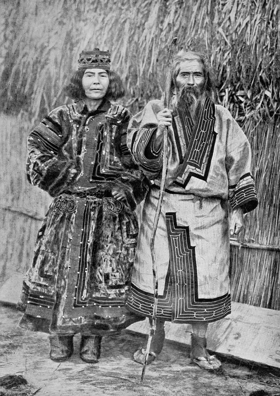 Ainu házaspár egy nádfedeles kunyhó hagyományos ainu otthonán kívül, 19. század végén (bw fotó) alkotó: Messrs. Kajima and Suwo