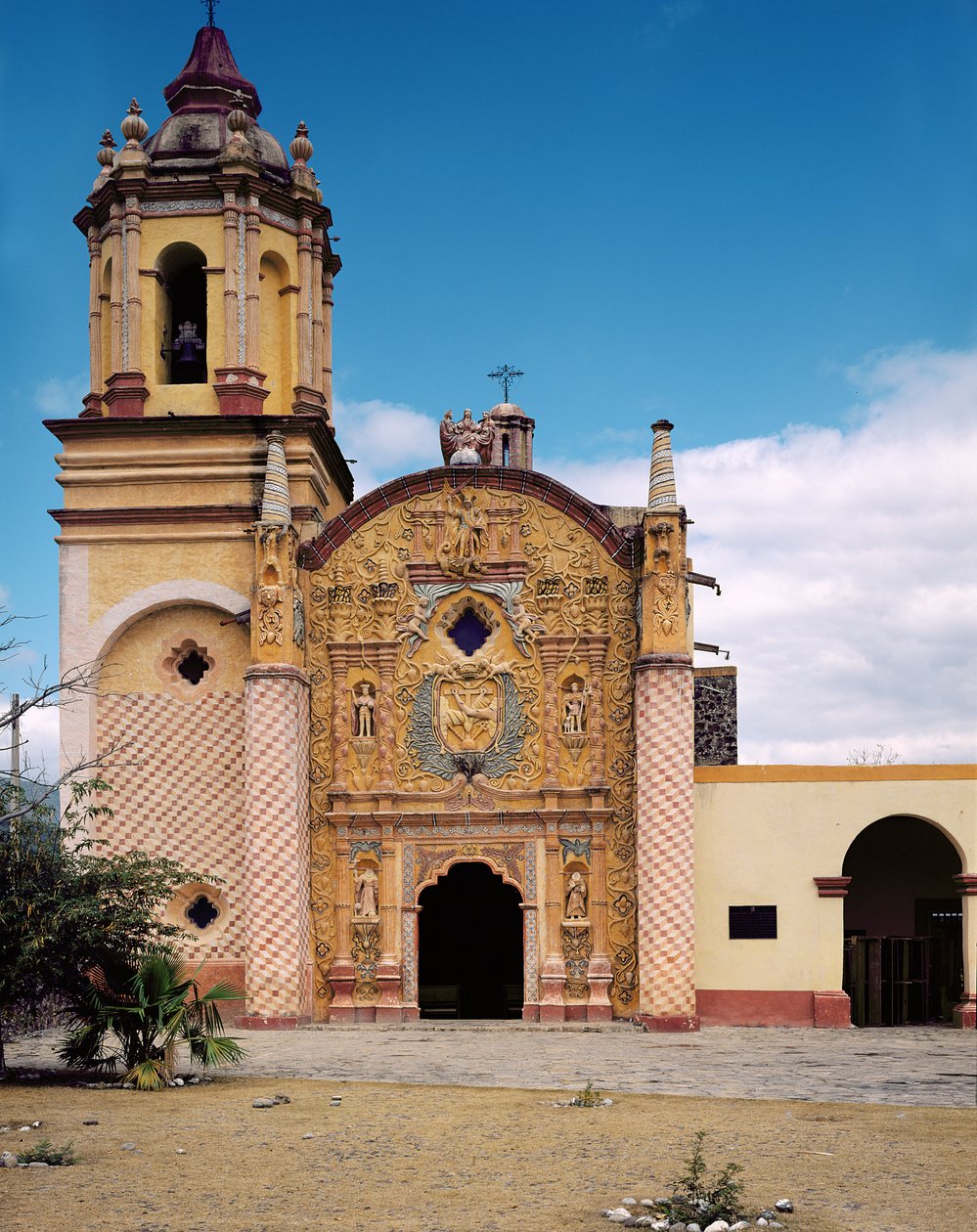 A concai Szent Mihály arkangyal Ferences Missziótemplom homlokzata, 1754-58 alkotó: Mexican School