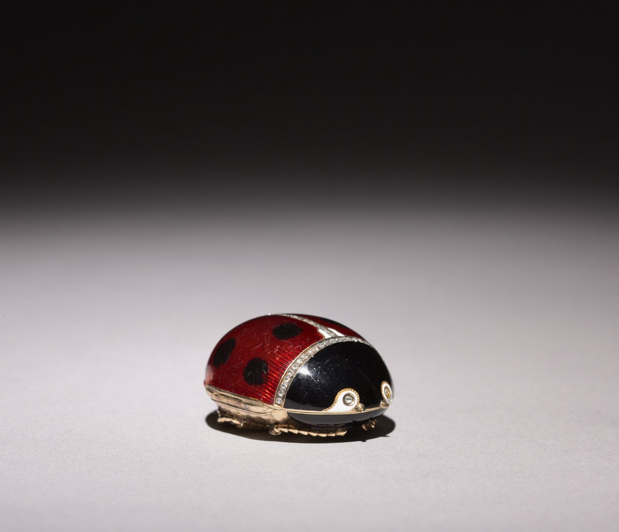 Ladybug Box, Peter Carl Fabergé cége alkotó: Michael Evlampievich Perkhin