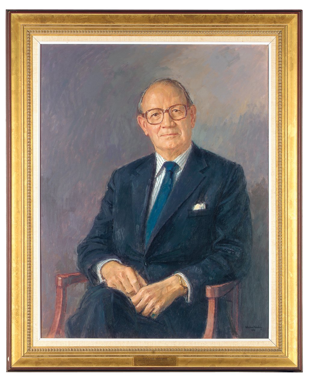 Lord Aldington portréja, sötét öltönyben ül alkotó: Michael Noakes