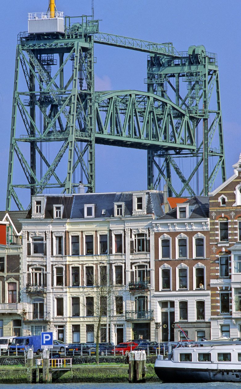 A hollandiai Rotterdam (Hollandia) kikötője az első európai kikötő, amely a Maas és a Rajna torkolatánál található. alkotó: Michel Denance