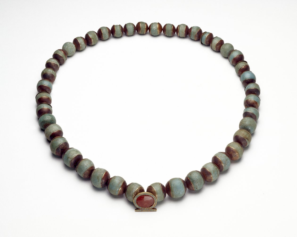 Fajansz henger és nyaklánc arany, türkiz és karneol medállal, gyűrű alakú, az örökkévalóság jele a fajansz alkotó: Middle Kingdom Egyptian