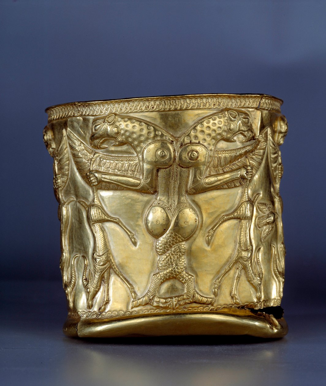 Ancient Art Oriental: Electrum csésze, amely egy szörnyet ábrázol átfűzött üvegházakkal, Kr.e. 1200 körül. Észak-Iránból. Párizs, Musee du Louvre alkotó: Middle Elamite Period