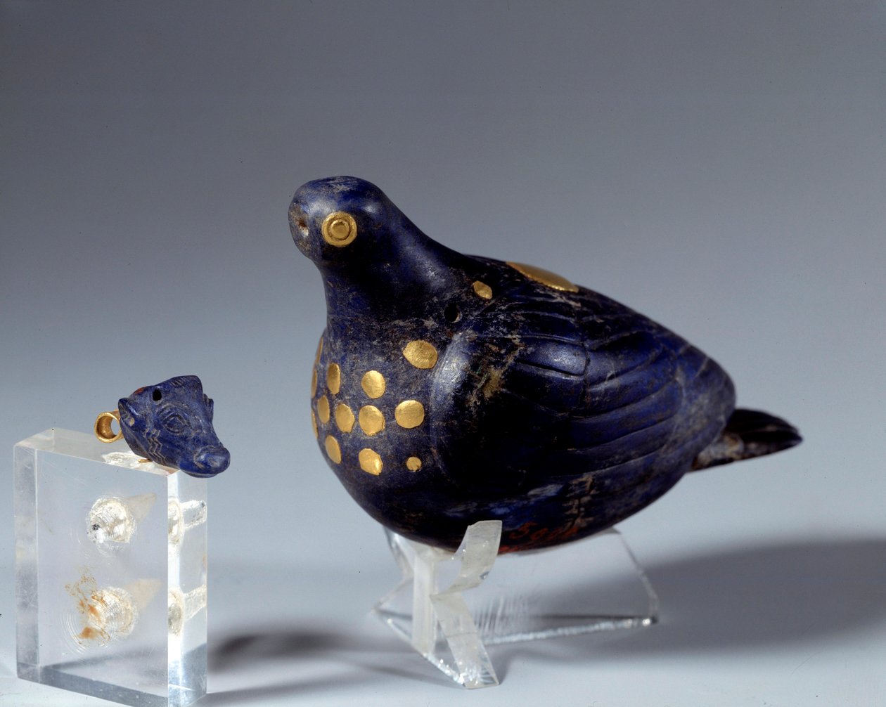 Keleti ókor: galamb lapis lazuliban (lapis lazuli) és aranyban. A Susa weboldaláról. Medio-elamit időszak (Irán). ie 1200 Párizs, Louvre Múzeum alkotó: Middle Elamite Period