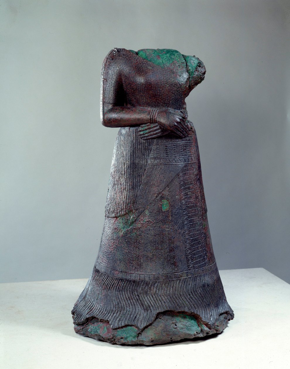 Elami civilizáció: Napir Asu királynő bronzszobra elamit felirattal. Kr.e. 1250. Susa helyéről, Iránból. V 1,29x0,73 m Párizs, musee du Louvre alkotó: Middle Elamite Period