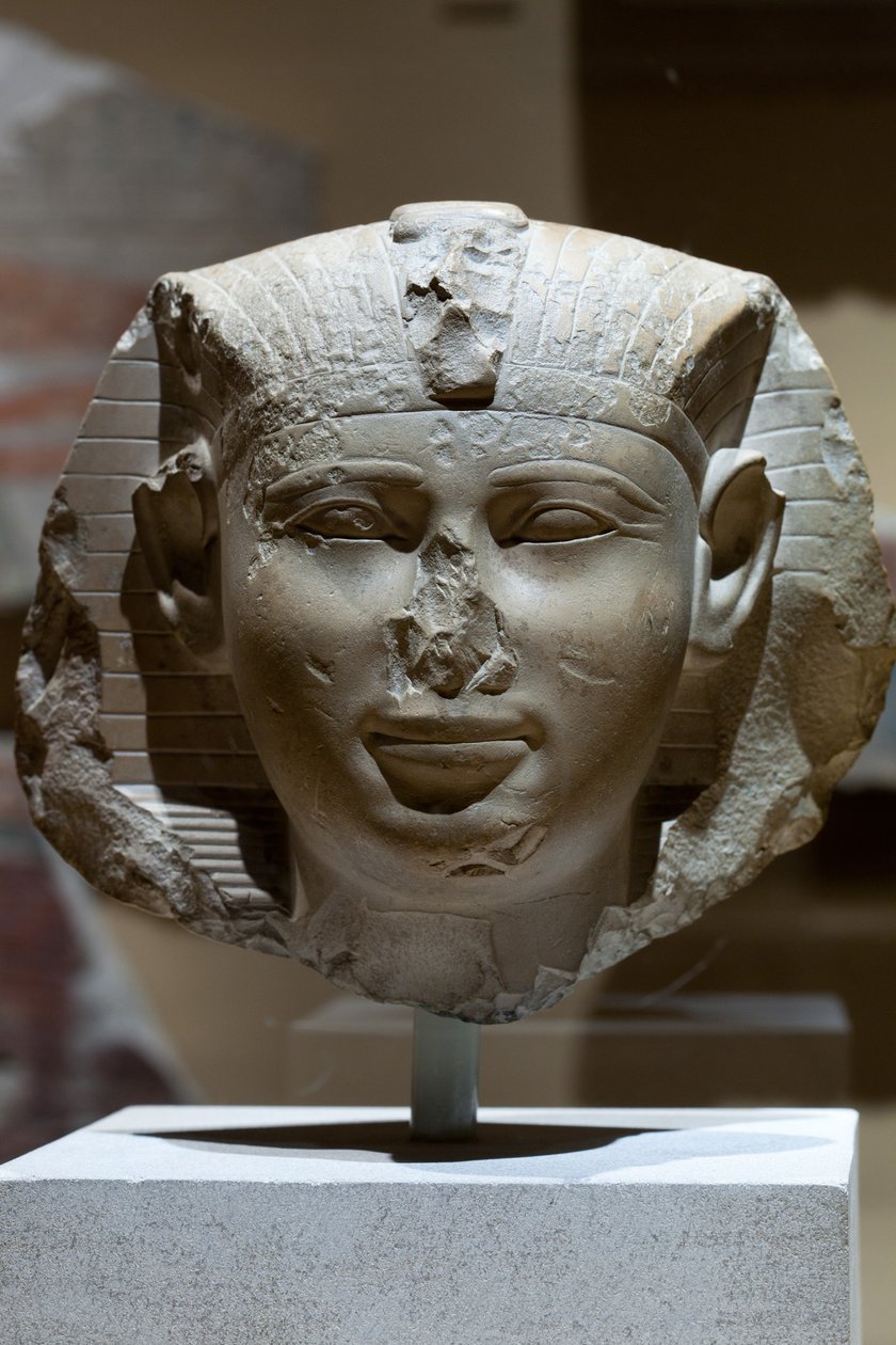 Egy király feje, valószínűleg Seankhkare Mentuhotep III, Kr.e. 2000–1988 (mészkő) alkotó: Middle Kingdom Egyptian