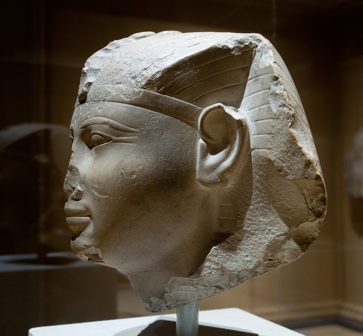 Egy király feje, valószínűleg Seankhkare Mentuhotep III, Kr.e. 2000–1988 (mészkő) alkotó: Middle Kingdom Egyptian