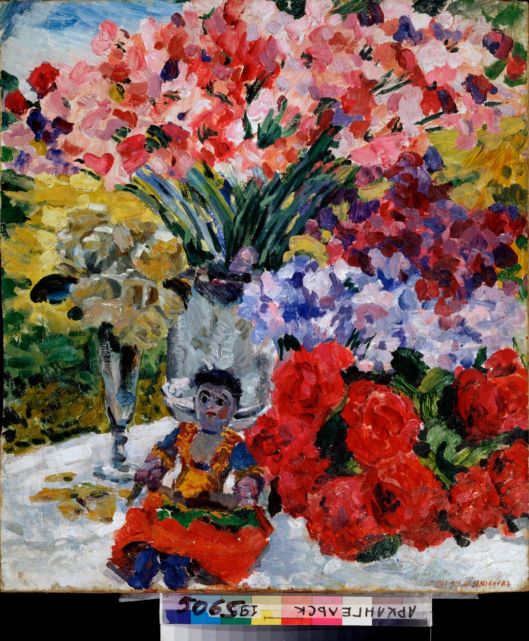 Virágok és egy baba - Mihail Nyikolajevics Jakovlev (1880-1942) festménye, olaj, vászon alkotó: Mikhail Nikolayevich Yakovlev