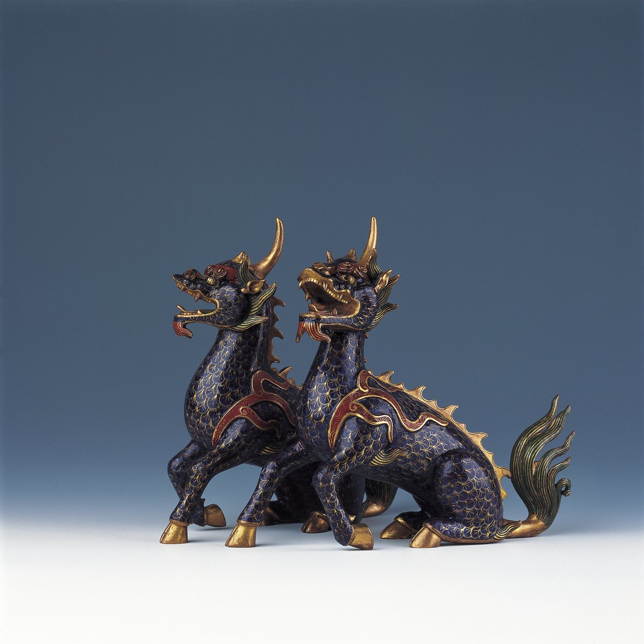 Egy pár ülő qilin (cloisonne zománc és aranyozott bronz) alkotó: Ming Dynasty   Wanli Period Chinese School
