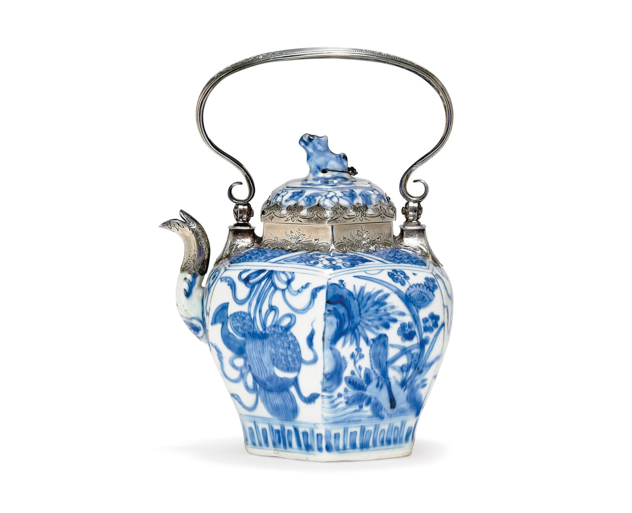 Kék-fehér teáskanna és fedele (kerámia és ezüst) alkotó: Ming Dynasty Chinese School