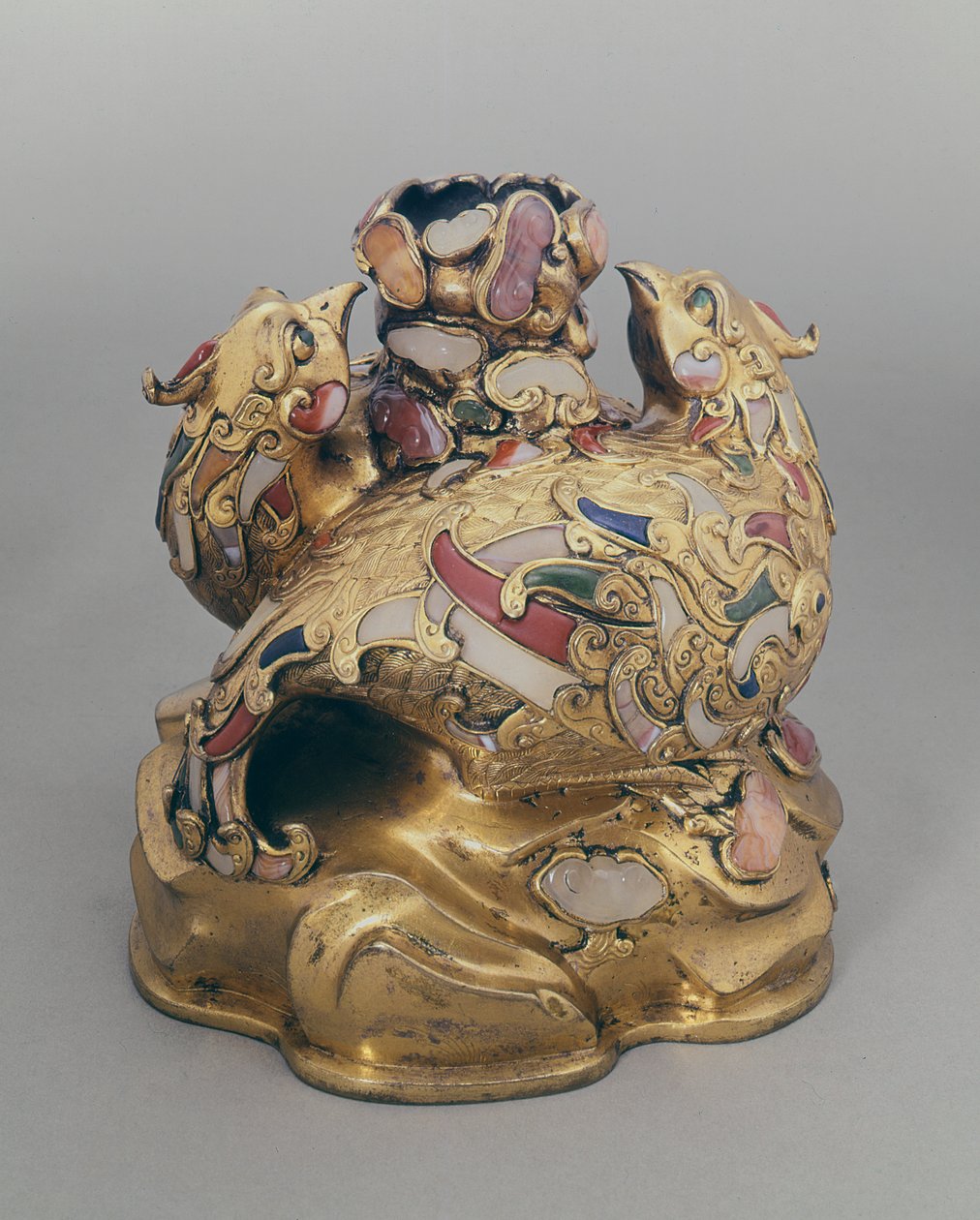 Kínai aranyozott réz boros edény főnixek formájában egy sziklán alkotó: Ming Dynasty Chinese School