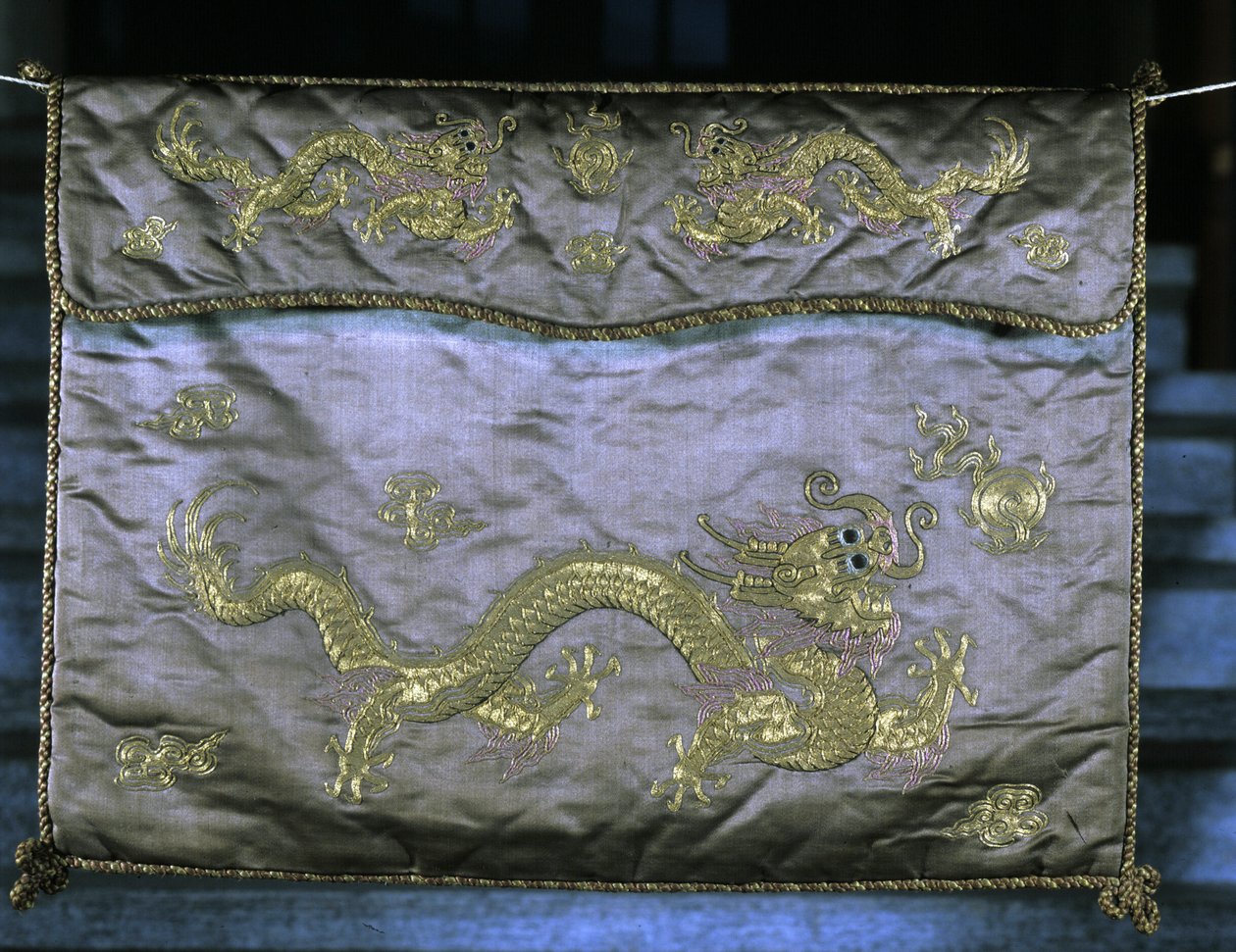 Selyemszövet sárkányokat ábrázoló arany motívumokkal, Ming-kori (1368 - 1644). alkotó: Ming Dynasty Chinese School