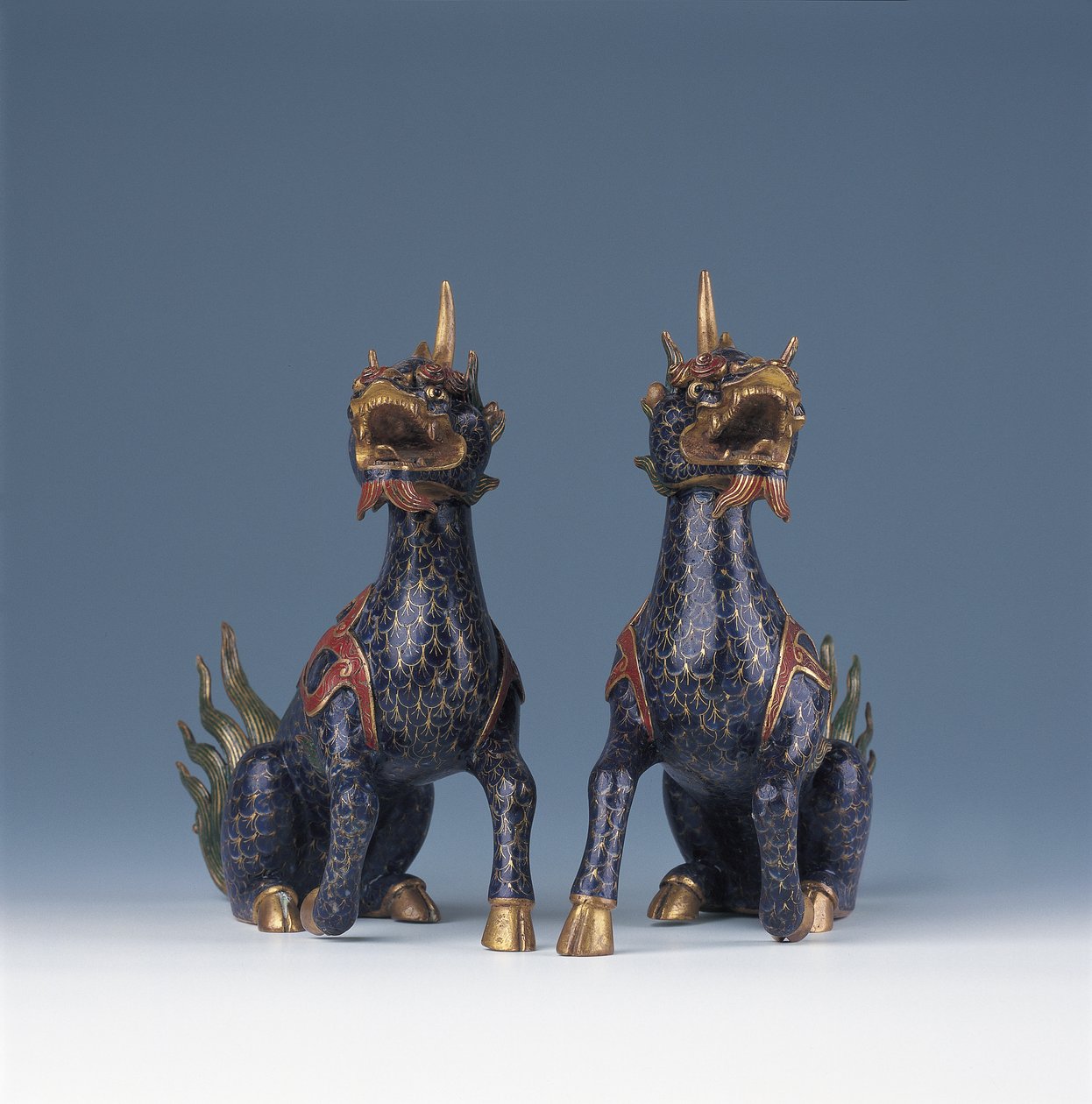 Egy pár ülő qilin (cloisonne zománc és aranyozott bronz) alkotó: Ming Dynasty   Wanli Period Chinese School