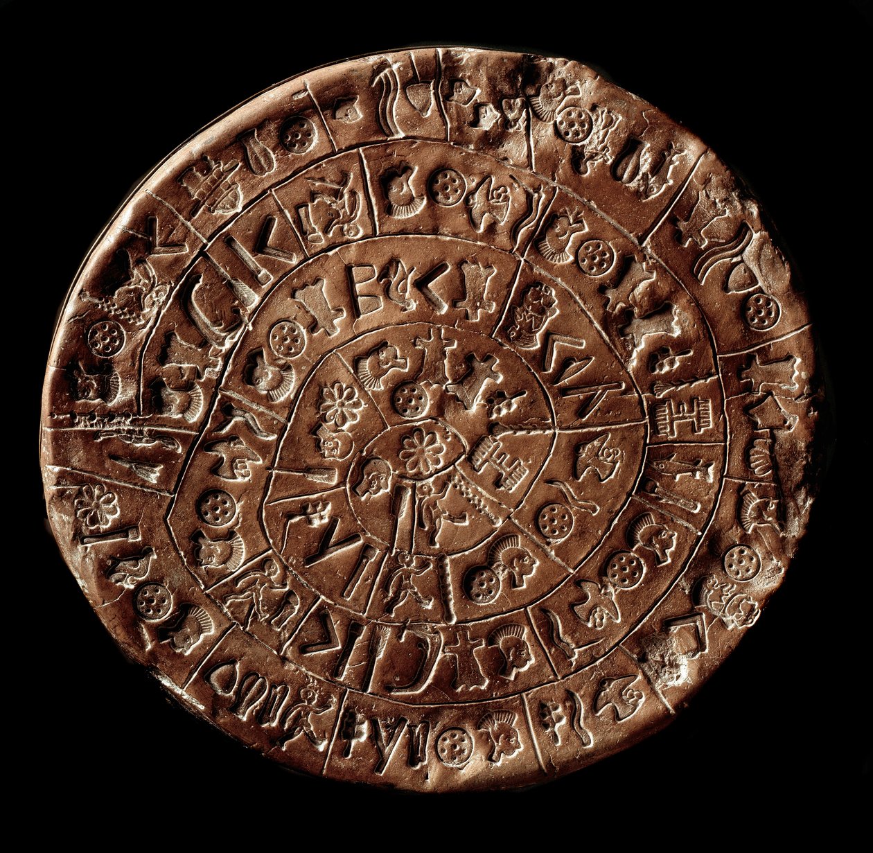 Phaistos korongja (Phaistos Disk, Phaestos Disc) (minószi művészet - Kr.e. 1700 - 1600) hieroglifákkal borítva. alkotó: Minoan