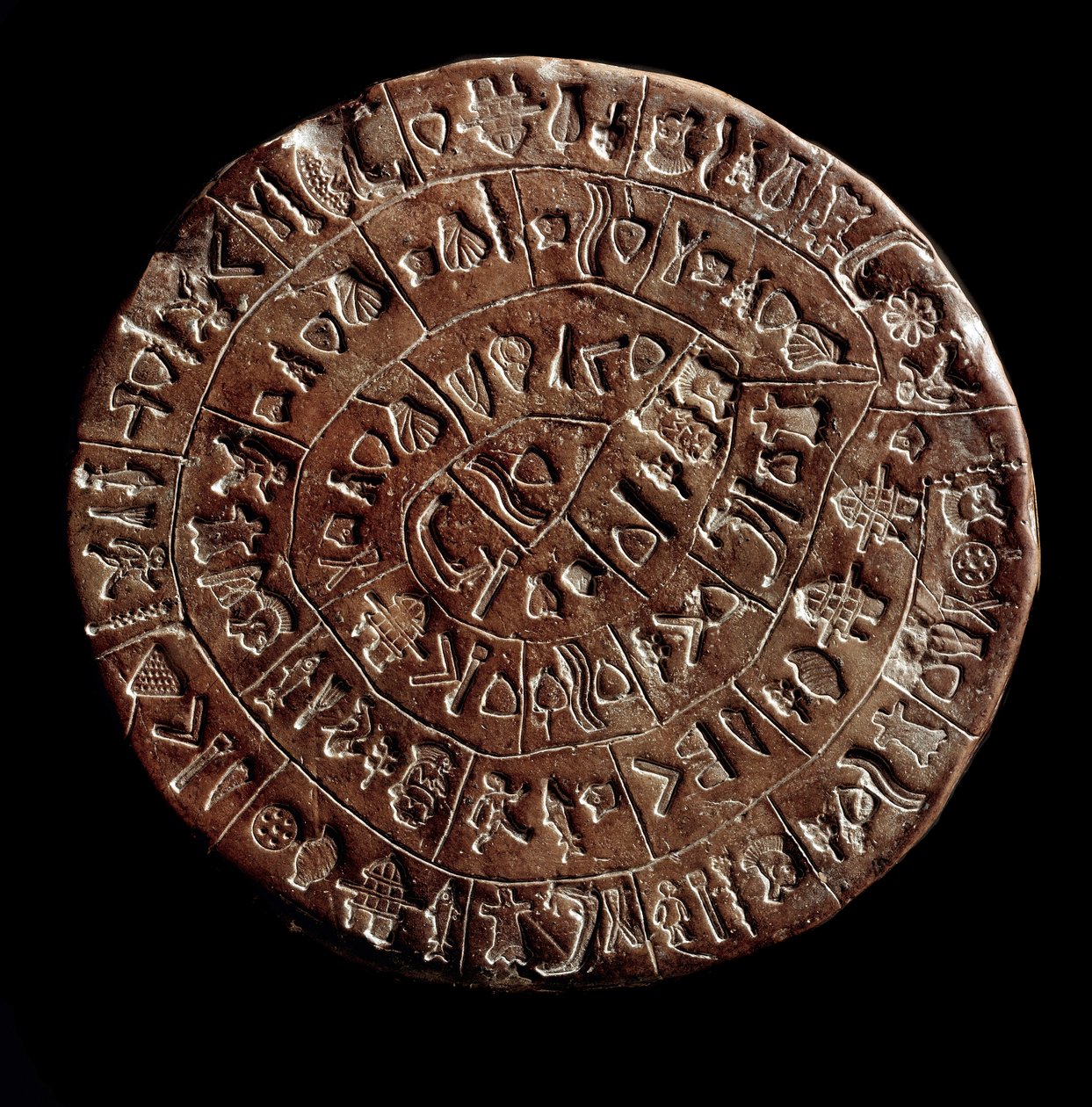 Phaistos korongja (Phaistos Disk, Phaestos Disc) (minószi művészet - Kr.e. 1700 - 1600) hieroglifákkal borítva. alkotó: Minoan