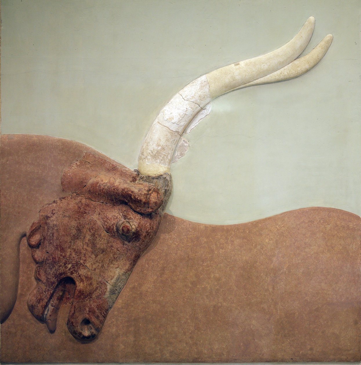 Minószi művészet. Egy vadászott bikát ábrázoló gipszdomborműves freskó töredéke. A knósszosi minószi palotából. Kr.e. 1600-1450. Régészeti Múzeum, Herakleion, Kréta. alkotó: Minoan