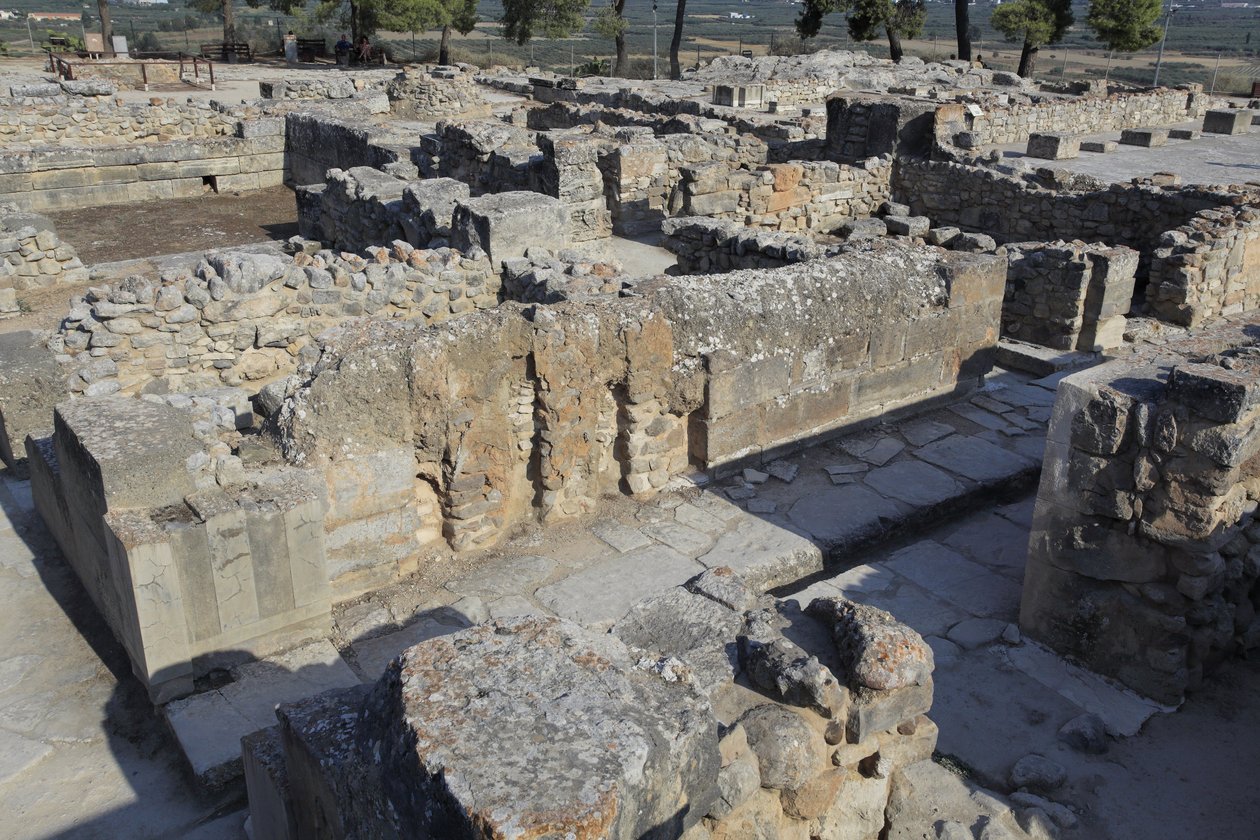 Phaistos minószi régészeti lelőhelye. Észak-keleti komplexum. Négy szobából álló komplexum közvetlenül a régi palotával szomszédos. Ezeket a helyiségeket értékes rituális edények tárolására használták. Itt találták meg a híres „Phaisztosz-korongot”, amelye alkotó: Minoan