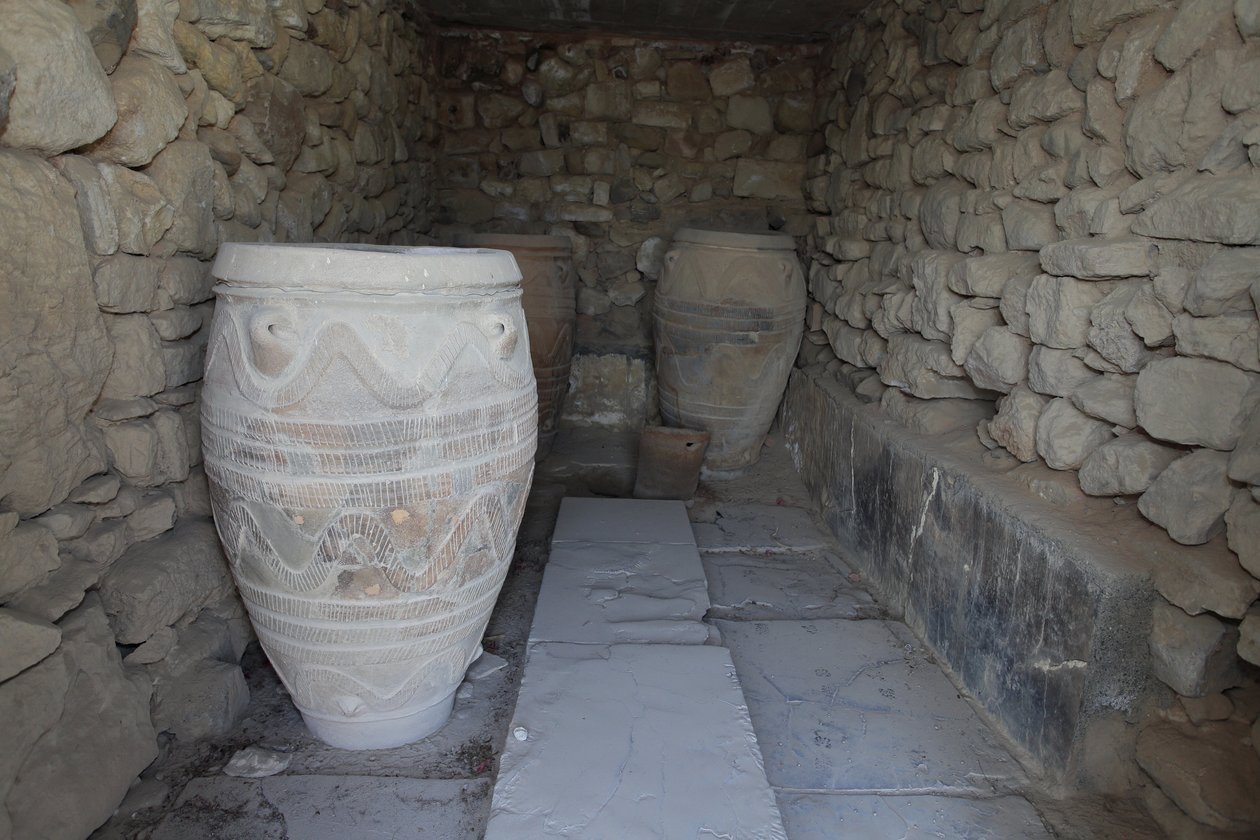 Phaistos minószi régészeti lelőhelye. Az óriás pithoi folyóirata (tárolóedények). Ezek az üvegek domborműves korong- és kötélmintákkal díszítettek. alkotó: Minoan