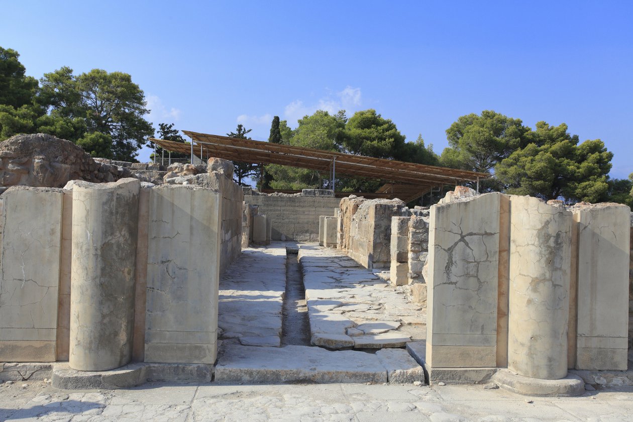 Phaistos minószi régészeti lelőhelye. Az északi szárny átjárója, amely a központi pályáról nyílik. Az északi szárny a palota legfontosabb szárnya, mert a feltételezések szerint itt találhatóak a „királyi apartmanok”. A komplexumhoz vezető átjáró alkotó: Minoan