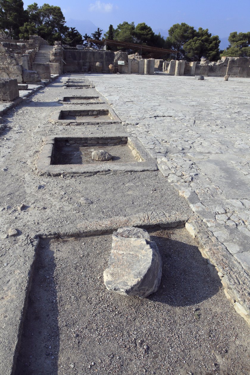 Phaistos minószi régészeti lelőhelye. A központi udvar általános képe a nyugati szárny szentélyei felől. A központi udvar a Minoen-palota alapvető építészeti eleme. Ez egy mag, amely köré a különböző szárnyak vannak beállítva. Ez a központi bíróság bui vol alkotó: Minoan