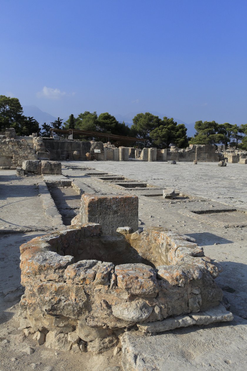 Phaistos minószi régészeti lelőhelye. A központi udvar általános képe a nyugati szárny szentélyeiről. A központi udvar a Minoen-palota alapvető építészeti eleme. Ez egy mag, amely köré a különböző szárnyak vannak beállítva. Ez a központi bíróság bu alkotó: Minoan