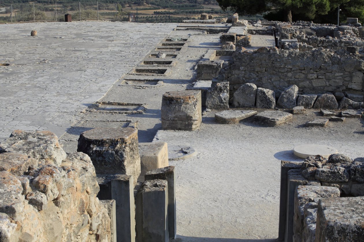 Phaistos minószi régészeti lelőhelye. A nyugati szárny szentélyeinek általános képe a központi udvar mentén az északi szárnyból. Kétféle szentély volt: „Padszentély” és „Lutrális medence”. A „pad szentély” egy kicsi és téglalap alakú szoba volt, alacsony b alkotó: Minoan