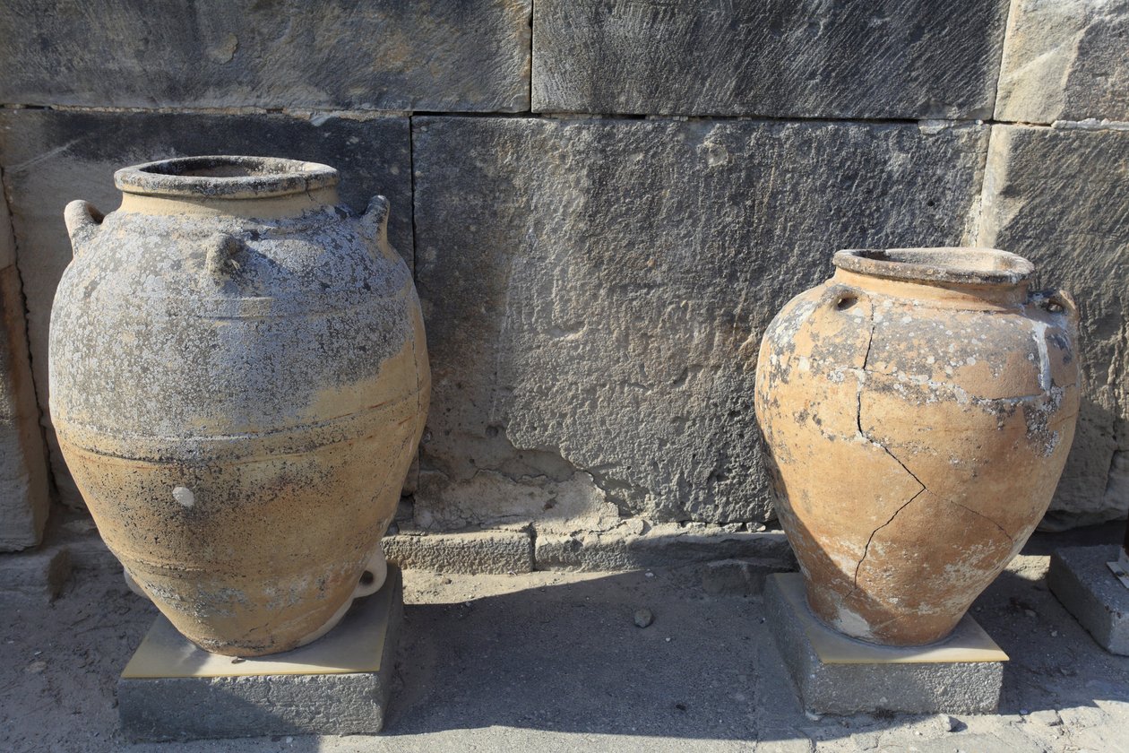 Phaistos minószi régészeti lelőhelye. Nagy pithoi (tárolóedény), amelyet a központi bíróság talált. Kréta. alkotó: Minoan
