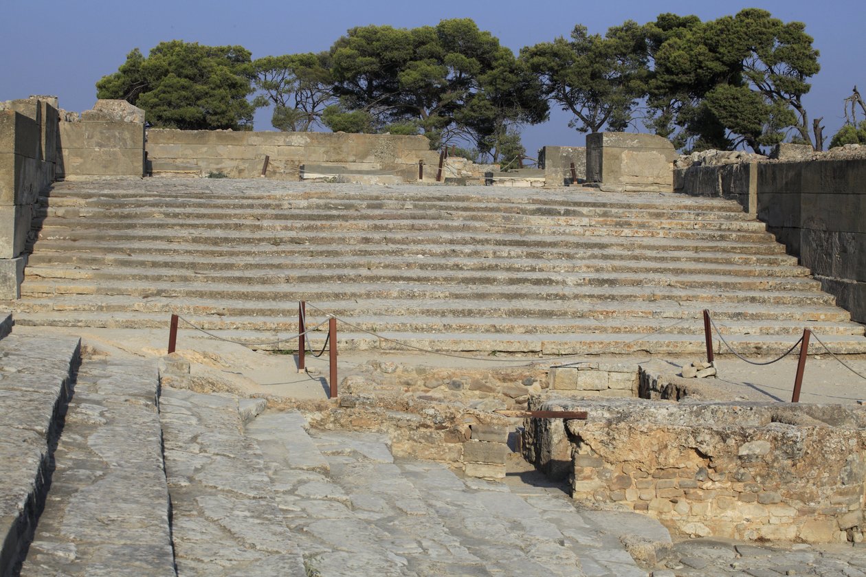Phaistos minószi régészeti lelőhelye. A nyugati udvarból induló lépcső a Propylaea-ba vezet, amely az új palota fő és legimpozánsabb bejárata, valamint lépcsők, amelyek a színházi rész székhelyét képezték, vallási rendezvényekre és f alkotó: Minoan