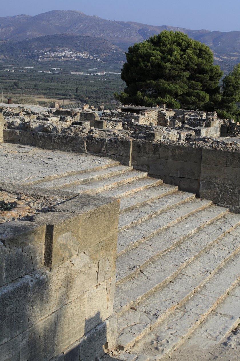 Phaistos minószi régészeti lelőhelye. A nyugati udvarból induló lépcső a Propylaea-ba vezet, amely az új palota fő és legimpozánsabb bejárata (Kr. e. 1700-1450). Phaistos, Kréta. alkotó: Minoan