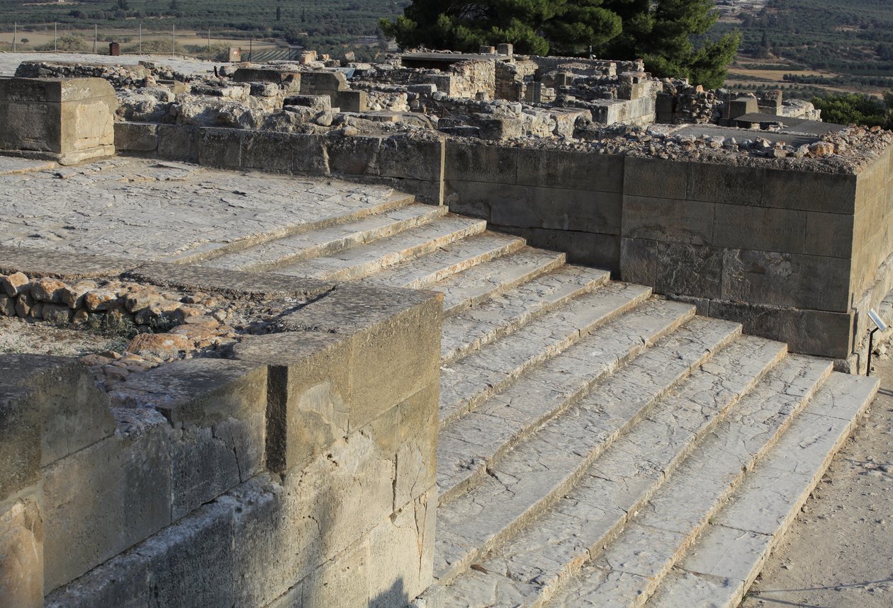Phaistos minószi régészeti lelőhelye. A nyugati udvarból induló lépcső a Propylaea-ba vezet, amely az új palota fő és legimpozánsabb bejárata (Kr. e. 1700-1450). Phaistos, Kréta. alkotó: Minoan