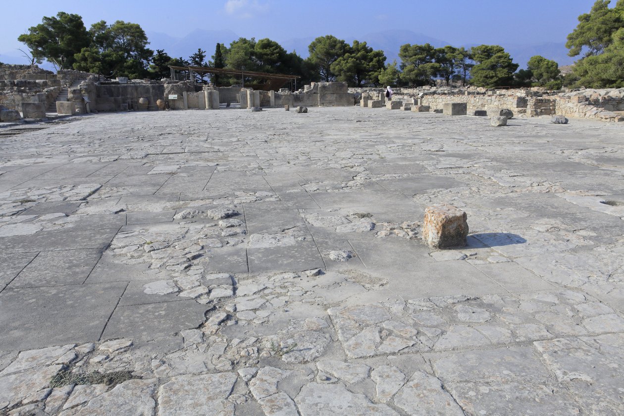 Phaistos minószi régészeti lelőhelye. A központi udvar, a Minoen-palota alapvető építészeti eleme. Ez egy mag, amely köré a különböző szárnyak vannak beállítva. Ez a központi udvar a régi palota idejében épült (Kr. e. 1900-1700). ban is használták alkotó: Minoan