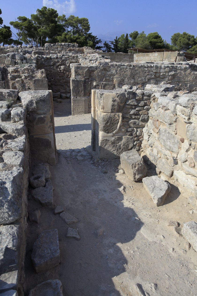 Phaistos minószi régészeti lelőhelye. A nyugati magazinok. A palota raktárainak nagy komplexuma. Tekintse meg a 11 folyóirat közül néhányat, amelyekben a palota áruit tárolták (ie. 1900-1700) Phaistos, Kréta. alkotó: Minoan