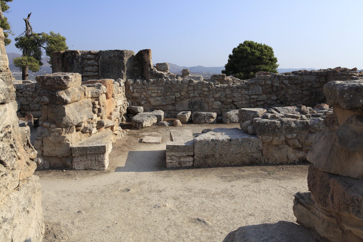 Phaistos minószi régészeti lelőhelye. Kilátás a nyugati szárny „” pad szentélyére”. A „pad szentély” egy kicsi és téglalap alakú helyiség volt, a falakon alacsony padokkal, amelyek kultusztárgyakat és az istenség szobrát tartották. Néhányukon f alkotó: Minoan