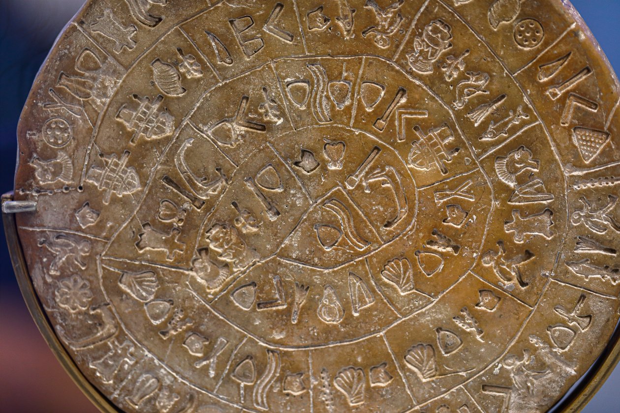 Phaistos korong. Szimbolikus jelek spirálisan elhelyezve (A oldal), Kr.e. 17. század eleje alkotó: Minoan
