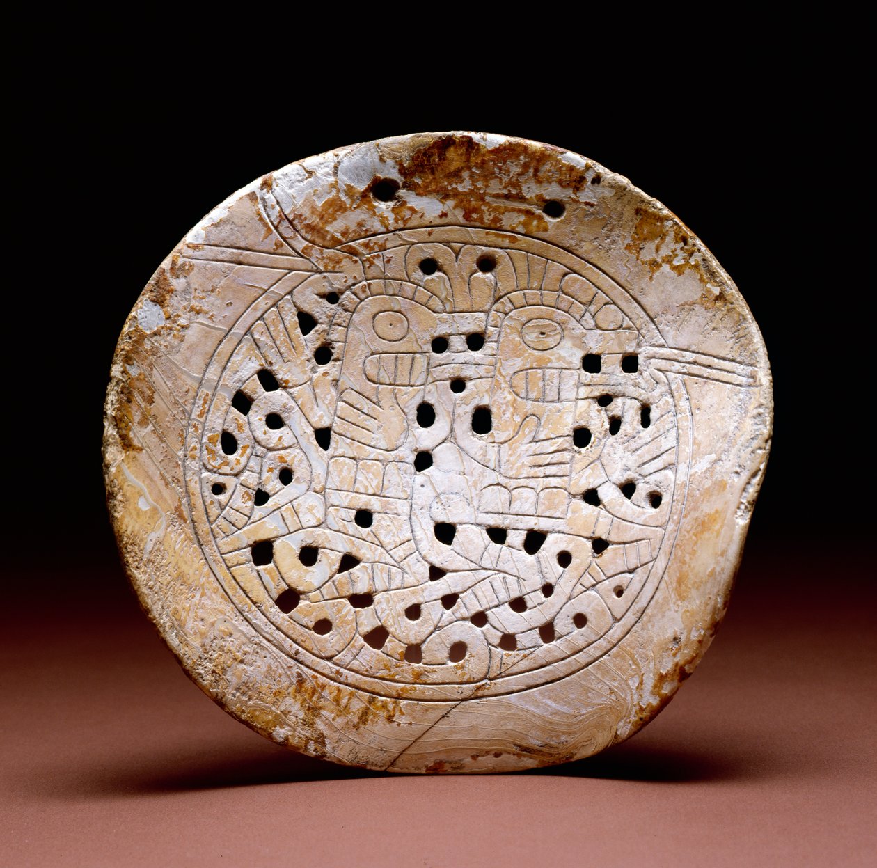 Shell Gorget, Dallas Phase, 1300-1500 (tengeri kagyló) alkotó: Mississippian culture