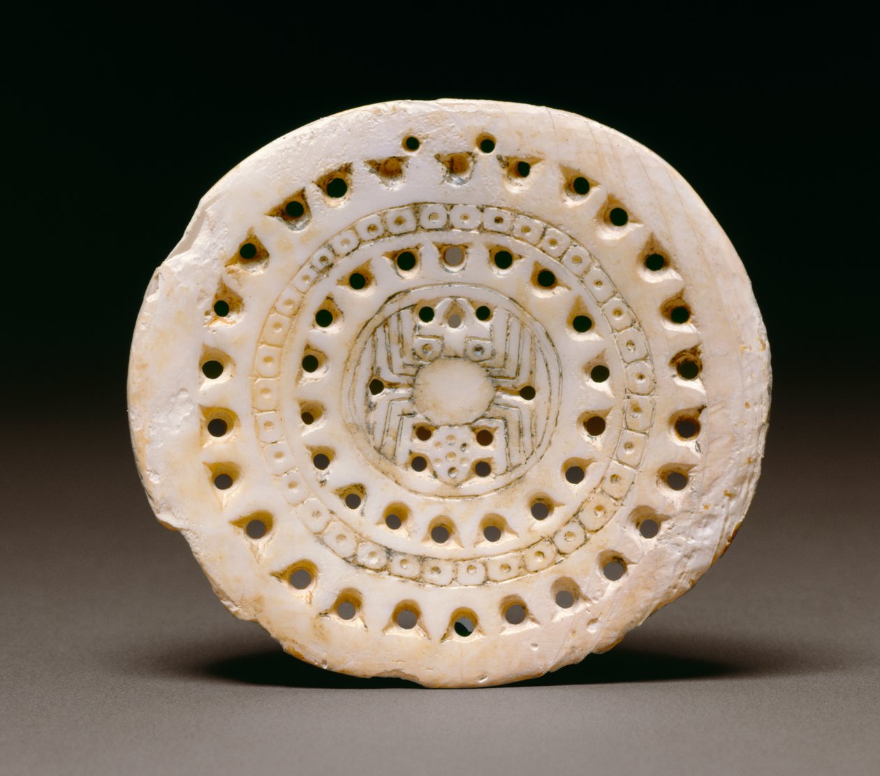 Pók motívumú szurdok, Dallas, 1300-1500 (tengeri kagyló) alkotó: Mississippian culture