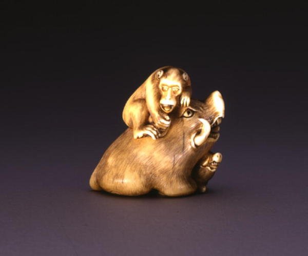 Netsuke, vaddisznót ábrázol majommal, 1800-1810 körül (elefántcsont és berakásos szarv) alkotó: Mitsuhide