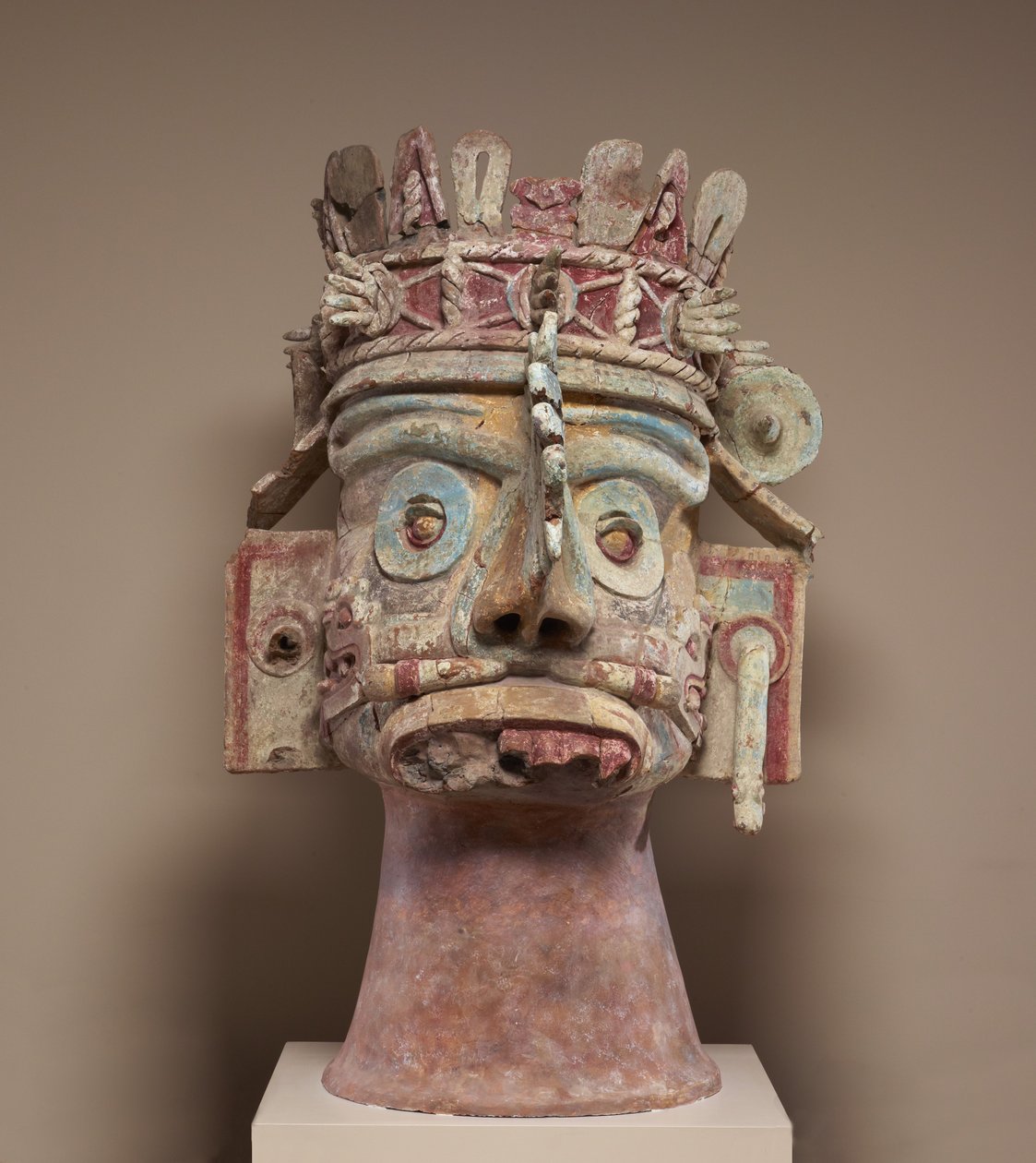 Tlaloc esőisten feje, késő posztklasszikus időszak, 1300-1521 körül (kerámia, tufa, stukkó és festék) alkotó: Mixtec Mixtec