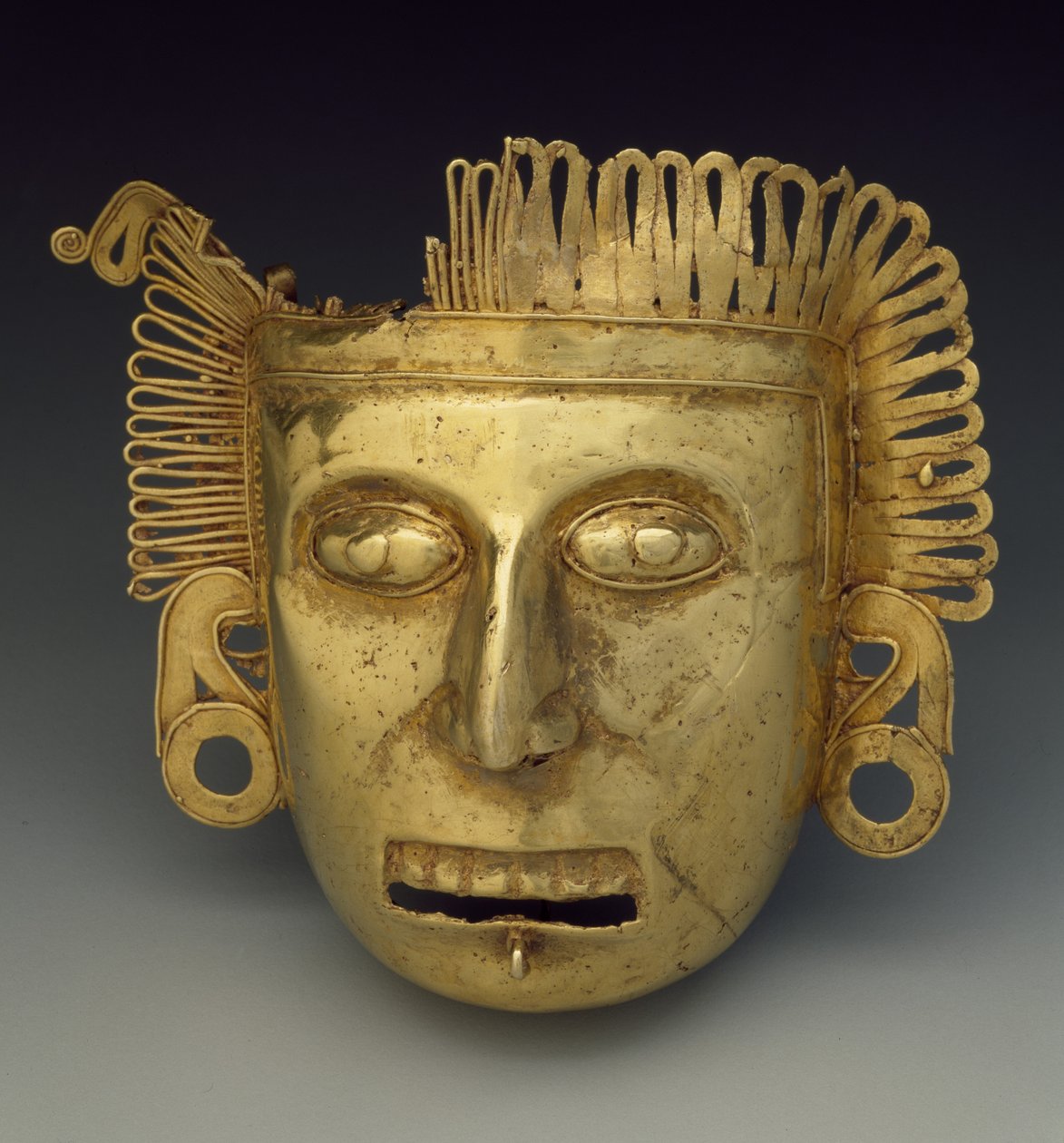 Mellmaszk, késő posztklasszikus időszak, 1350-1521 körül (arany) alkotó: Mixtec Mixtec