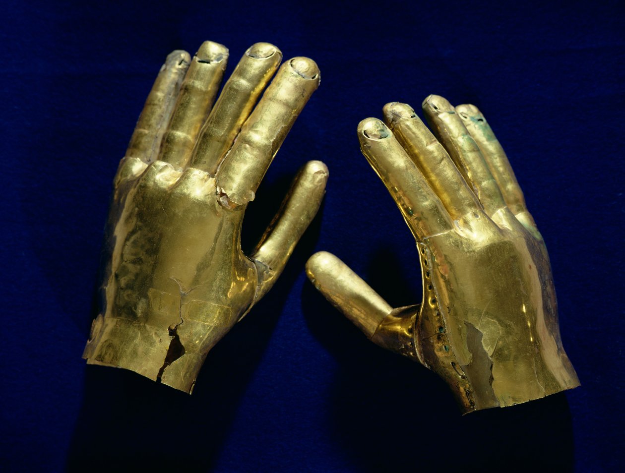 Temetkezési kézpár, Peru, 200-800 körül (arany) alkotó: Moche