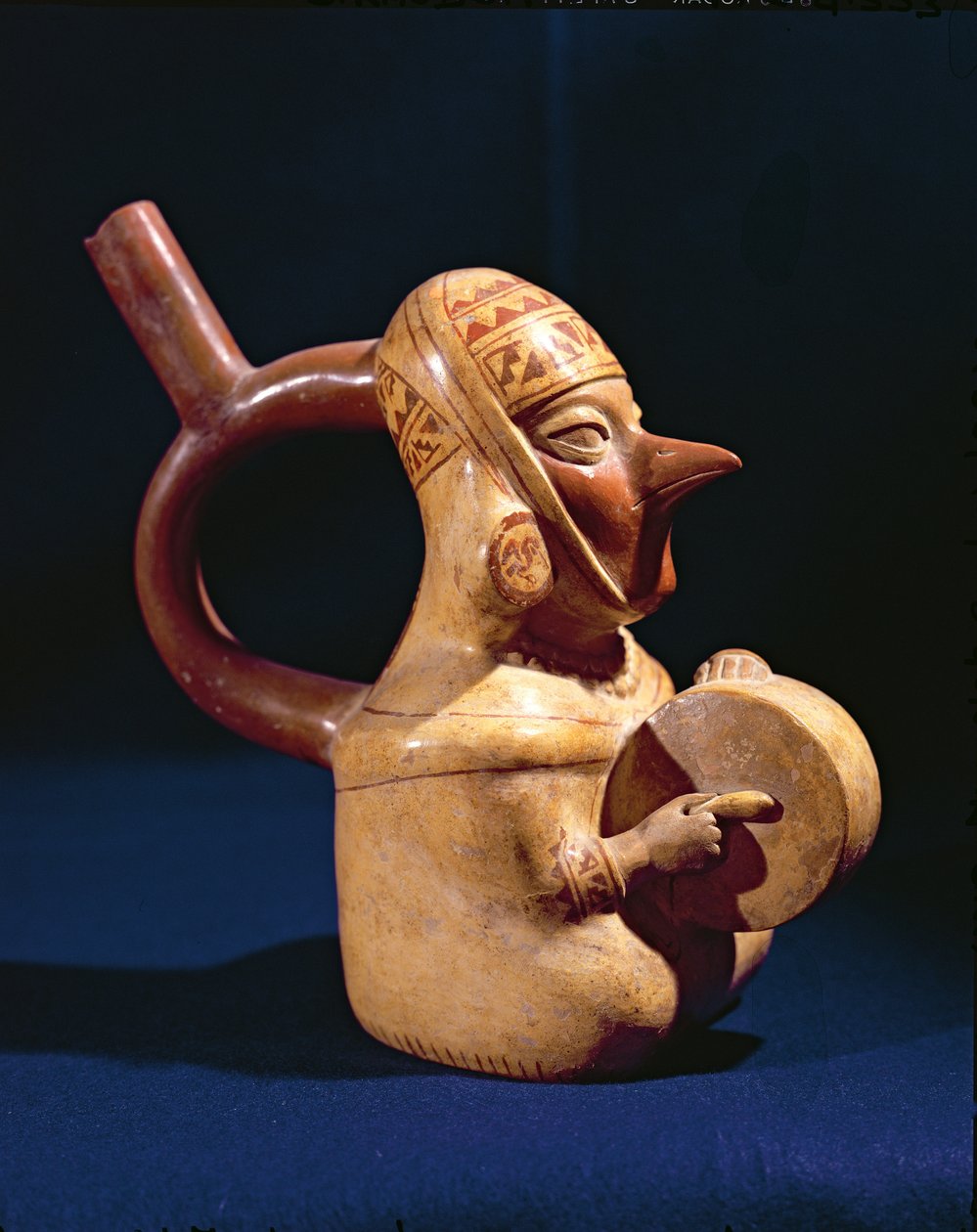 Doboló férfi formájú kengyelváza, 200-800 (kerámia) alkotó: Moche