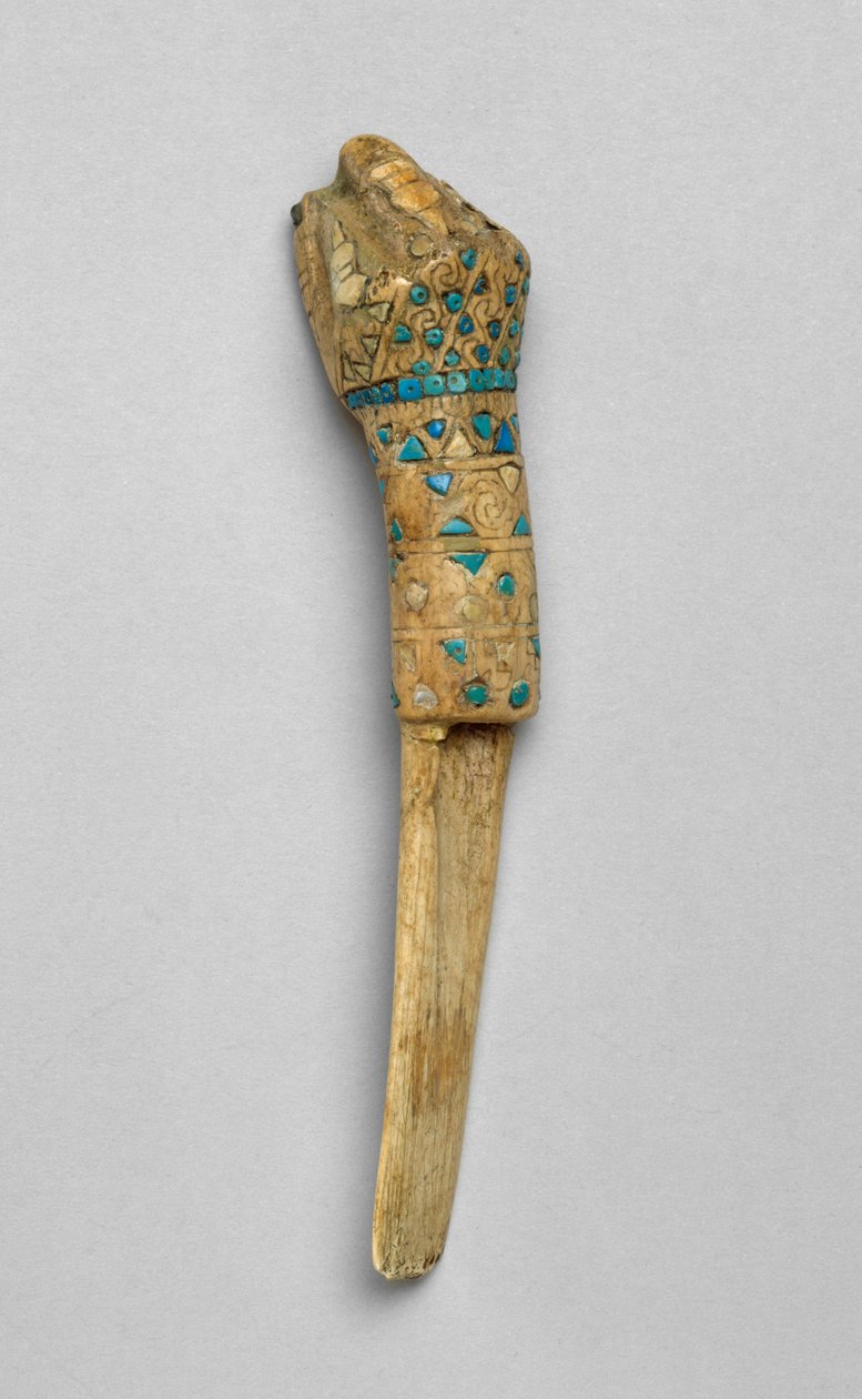 Rituális spatula ökölbe szorított kézzel, 01-700 (csont, türkiz, kagyló és kő) alkotó: Moche