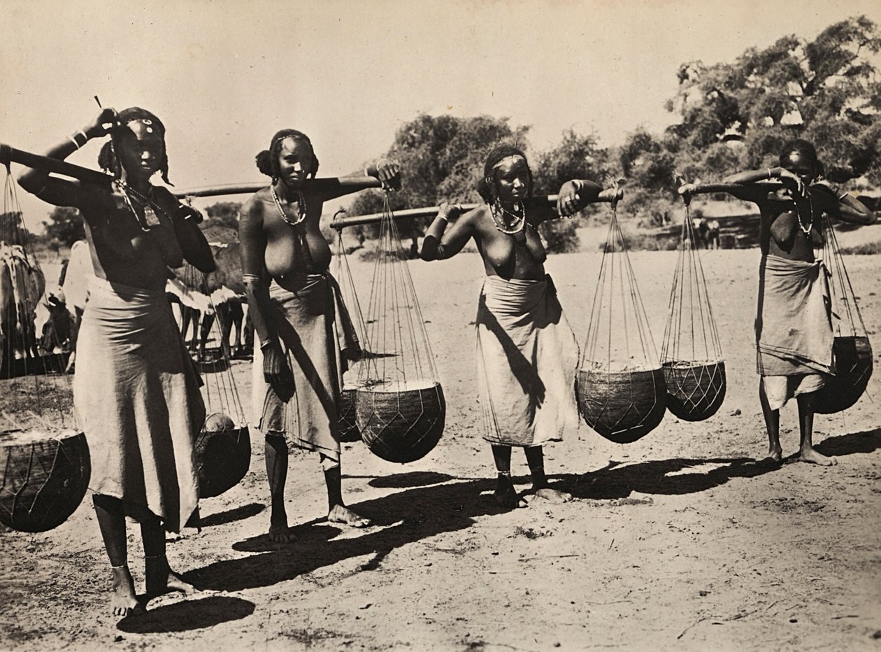 „Birodalom építése” a fasiszta korban: Cunama nők vizet cipelve, 1936.09.05. (f/w fotó) alkotó: Modestino Baldinetti