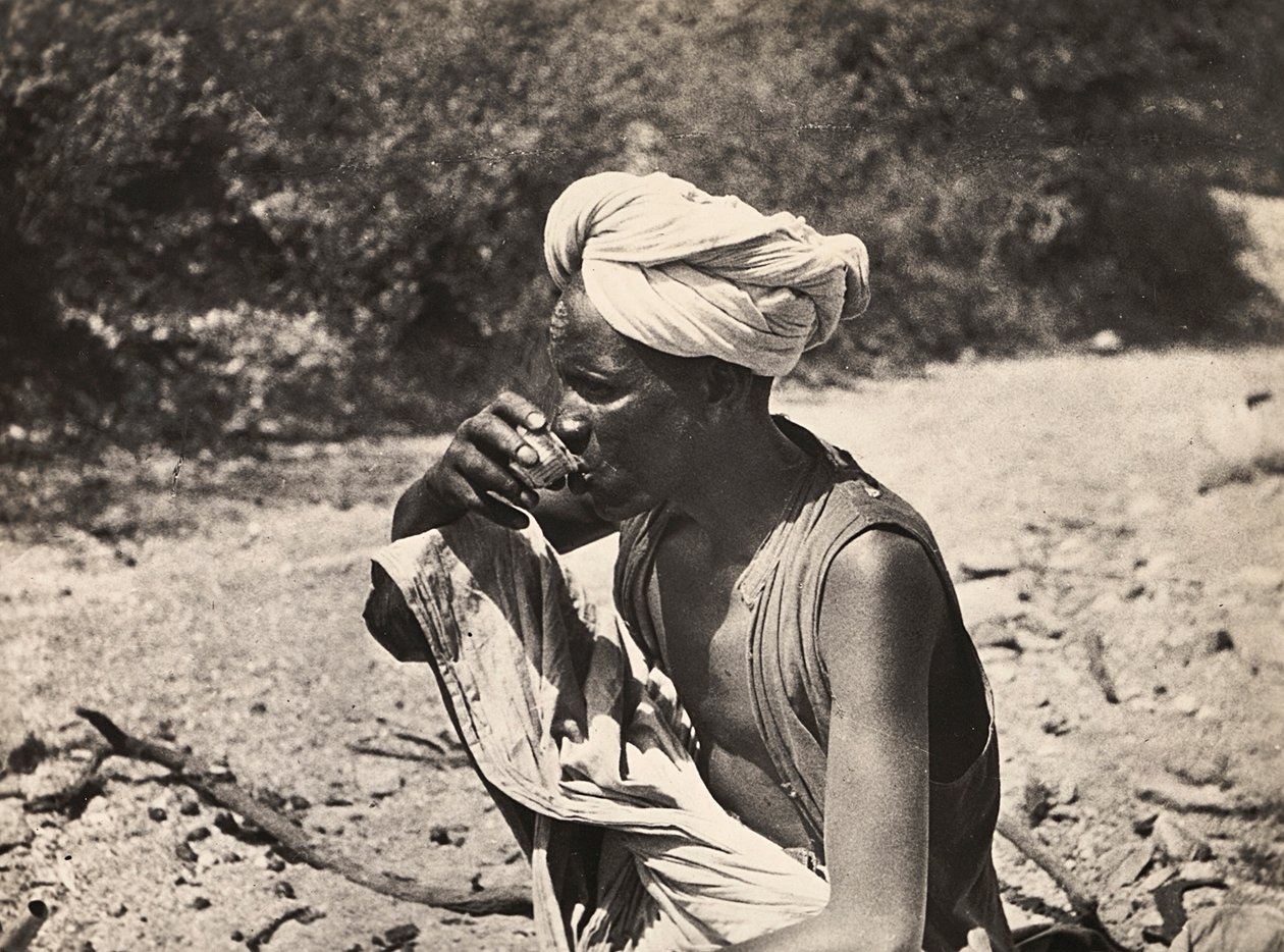 „Birodalom építése” a fasiszta korban: teát iszik egy nomád, 1936.09.05. (f/w fotó) alkotó: Modestino Baldinetti
