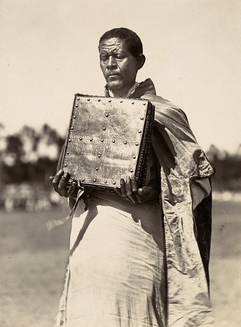 „Birodalom építése” a fasiszta korban: egy abesszin pap evangéliumi könyvet cipelve, 1936.09.05. (f/w fotó) alkotó: Modestino Baldinetti