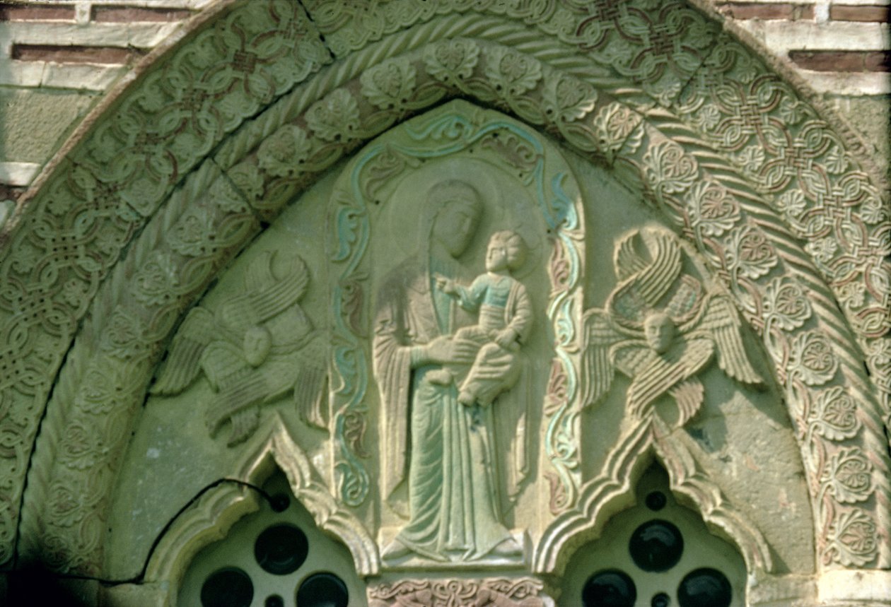 Madonna és gyermek, a templom ablakrészlete, 1413-17-ben épült (kő) alkotó: Morava School