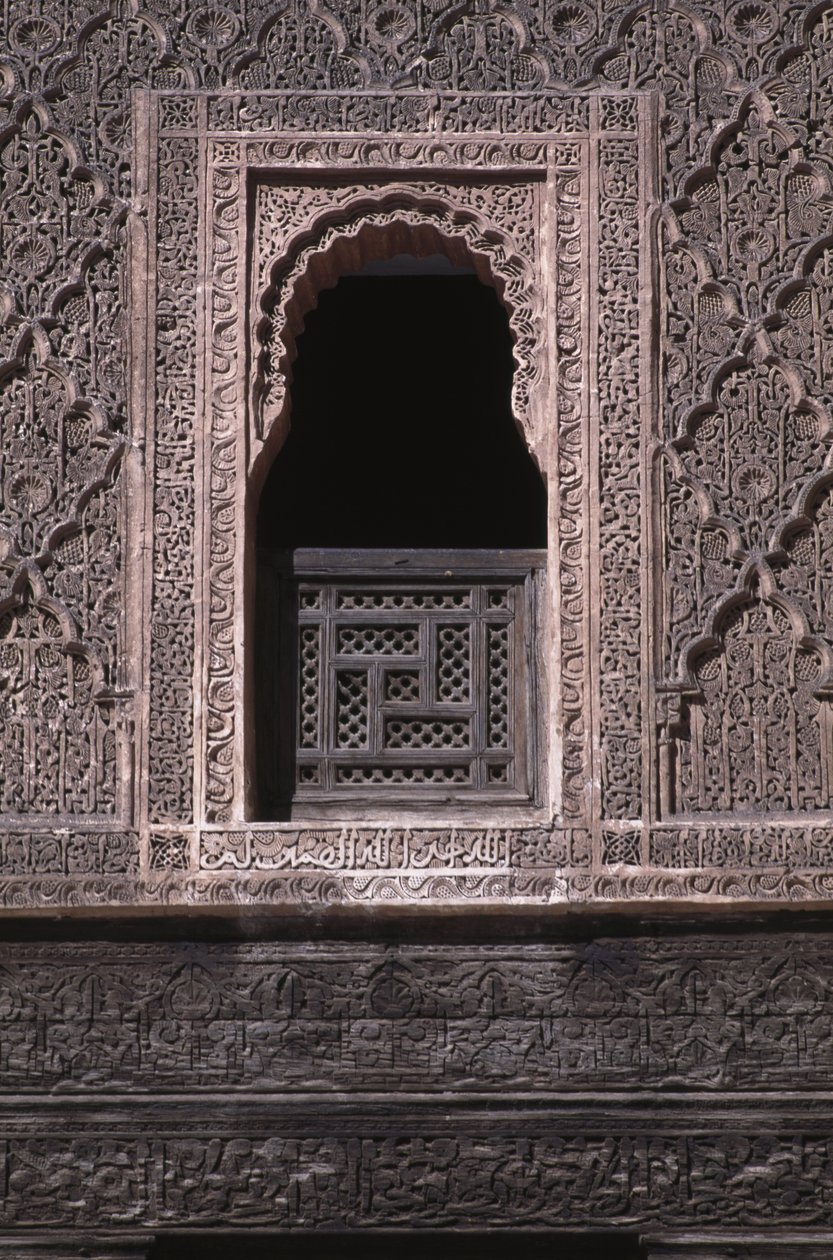 Kilátás egy ablakra az Ali ben Youssef Medersa udvarán, amelyet a szadiak építettek 1565-ben (cédrusfa és stukkó munka) alkotó: Moroccan School