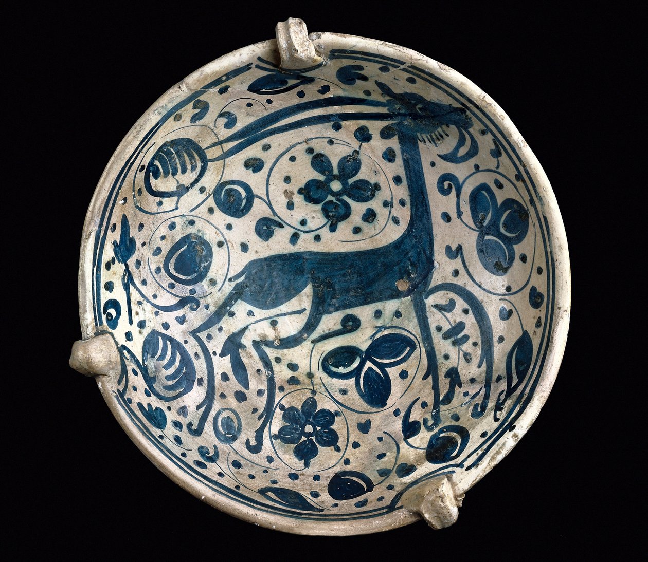 Art mudejar: azul kerámia csésze, Paterna, Manises szarvassal díszítve (hispano-mór stílusban). 14. vagy 15. századi Barcelona. Barcelonai Kerámia Múzeum, Spanyolország alkotó: Mudejar School