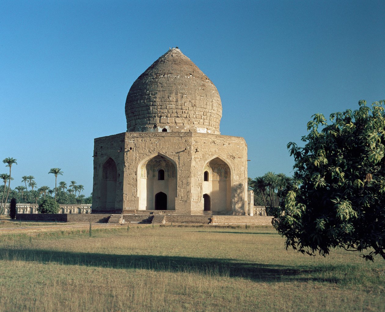 Kilátás Asif Khan mauzóleumára, amely Shahdara Baghban található alkotó: Mughal School