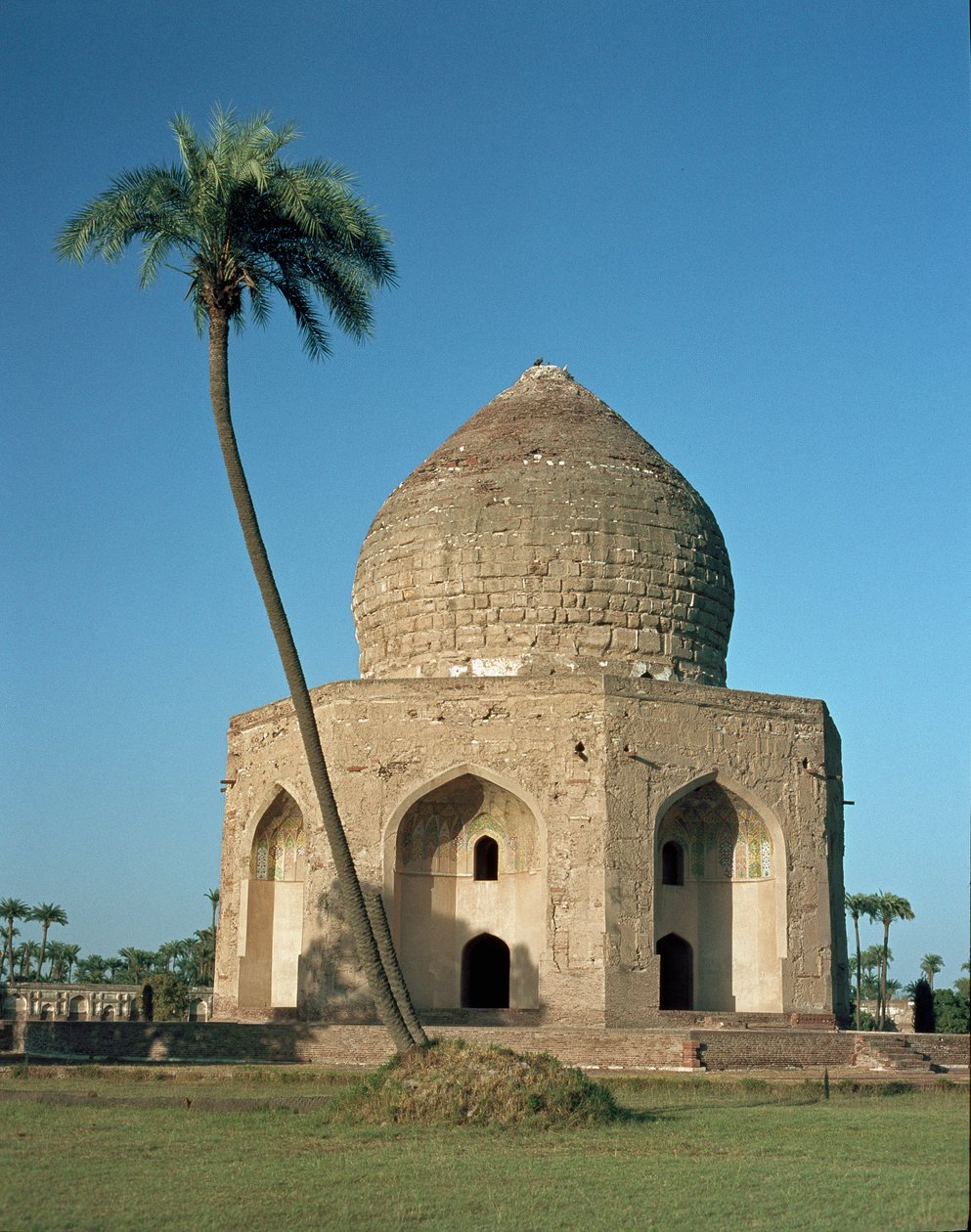 Kilátás Asif Khan mauzóleumára, amely Shahdara Baghban található alkotó: Mughal School